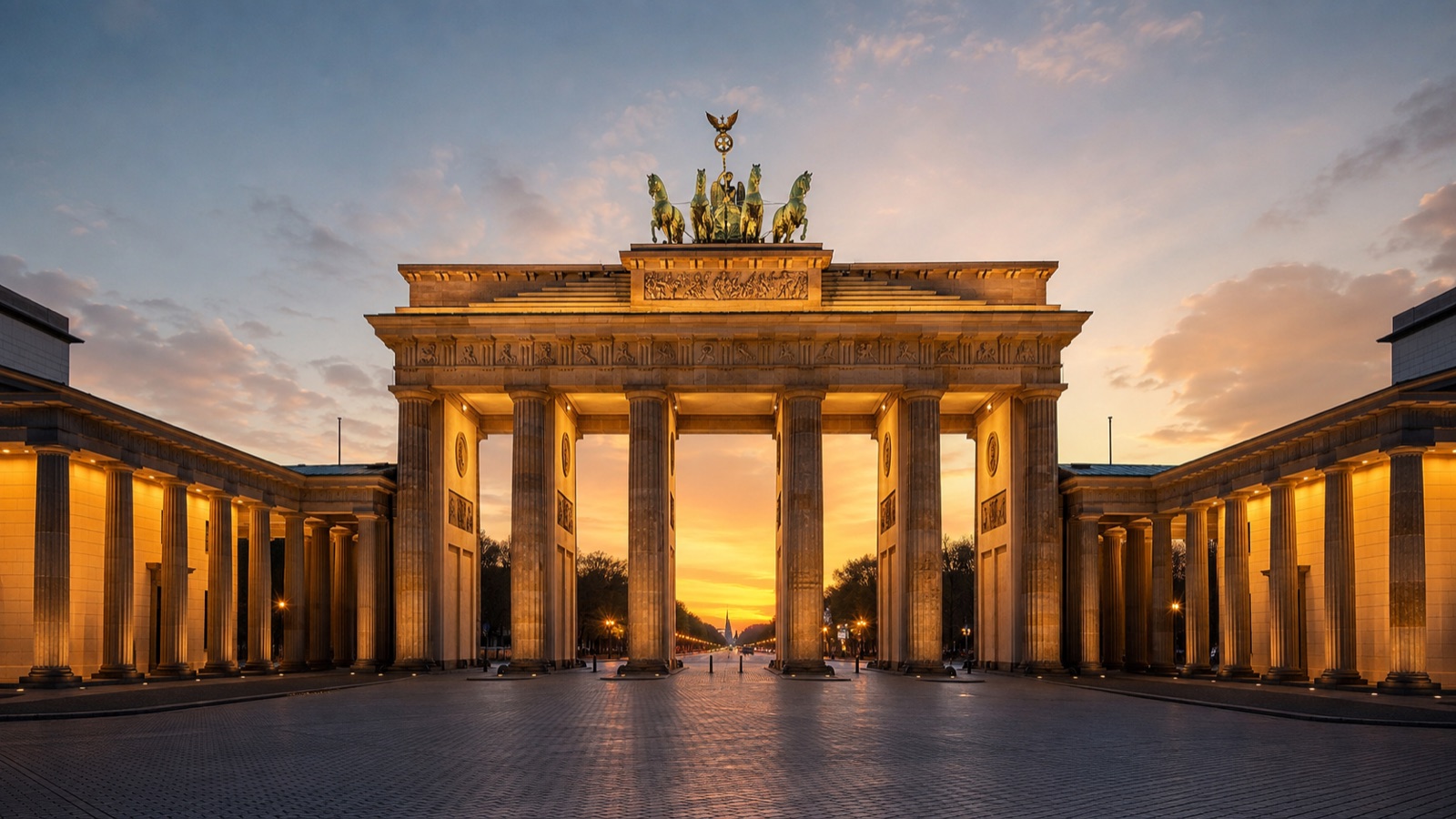 Brandenburger Tor in Berlin im Abendlicht